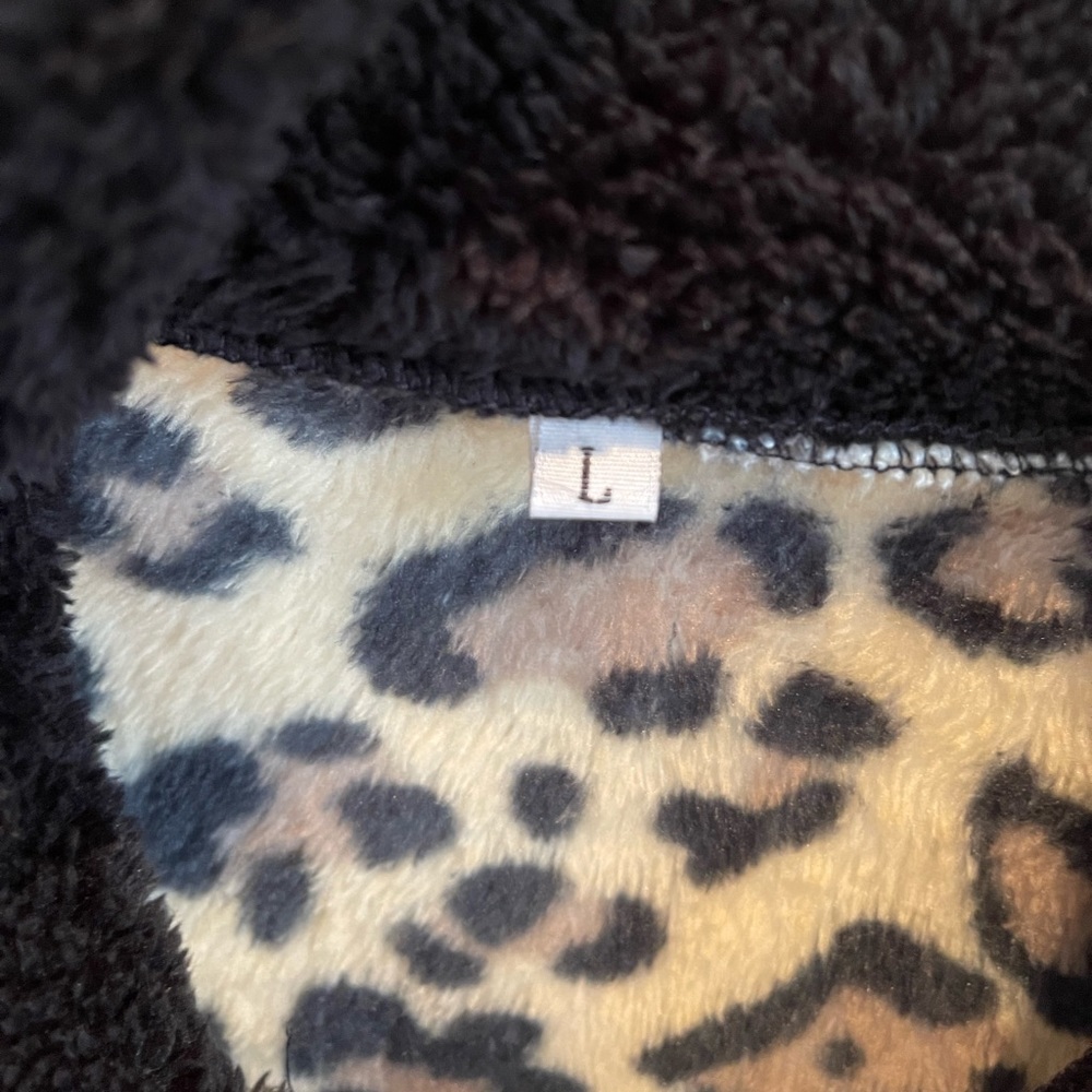 EUC size Large black/leopard fleece pullover - Picture 3 of 5